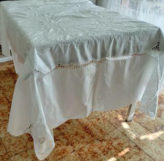 Mantel blanco con bordado