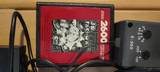 Atari 2600 con 2 cartuchos y accesorios