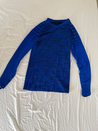 Camiseta manga larga azul y negra