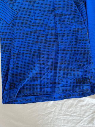 Camiseta manga larga azul y negra