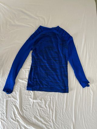 Camiseta manga larga azul y negra