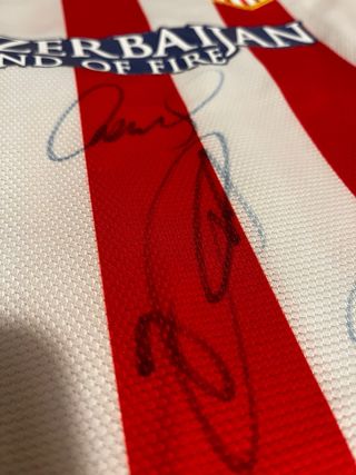 Camiseta de fútbol con firmas