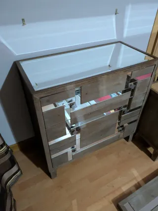 Mueble de dormitorio con espejo