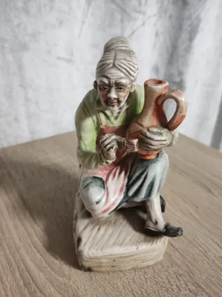 Figura porcelana anciana con cántaro
