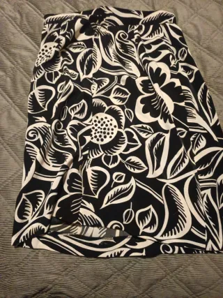 Falda estampada flores blancas y negras