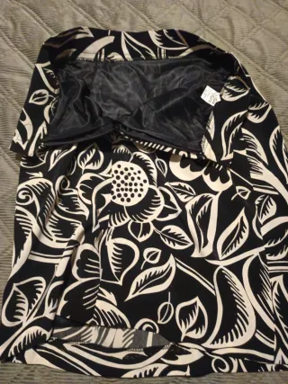 Falda estampada flores blancas y negras