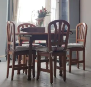 Mesa de madera maciza y 4 sillas a juego. URGE!!