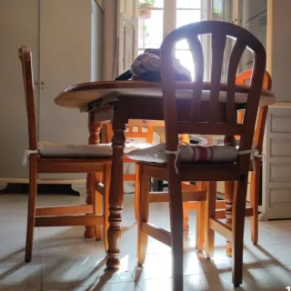 Mesa de madera maciza y 4 sillas a juego. URGE!!