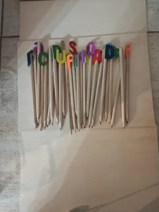 Lápiz con letras de colores