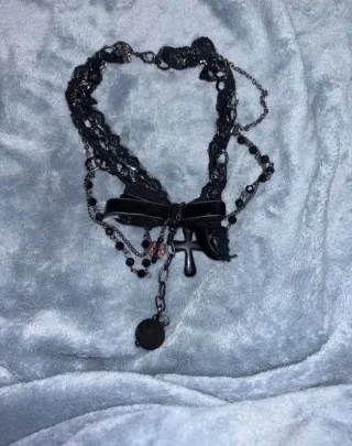 Collar gótico negro con cruz