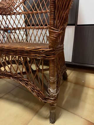 Sillón de mimbre marrón