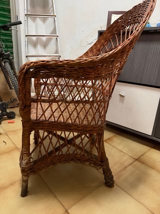 Sillón de mimbre marrón