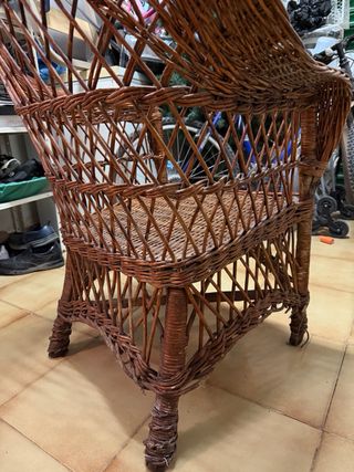Sillón de mimbre marrón
