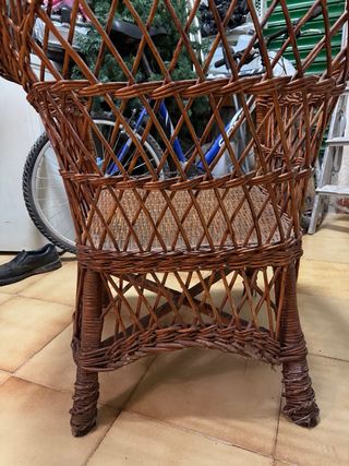 Sillón de mimbre marrón