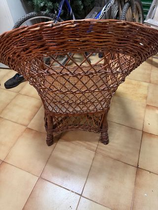 Sillón de mimbre marrón