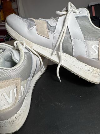 Zapatillas Sixtyseven plateadas y blancas
