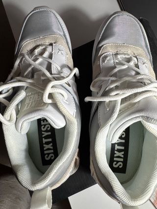 Zapatillas Sixtyseven plateadas y blancas