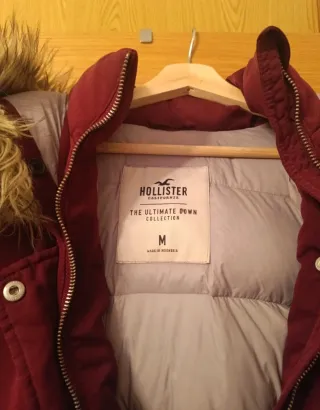 Cazadora roja con capucha de pelo