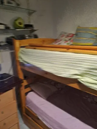 Cama litera madera esta entera cama tiene tres