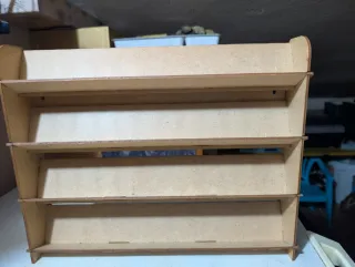 Estantería rack de madera para pinturas