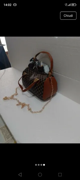 Borsetta marrone con foulard