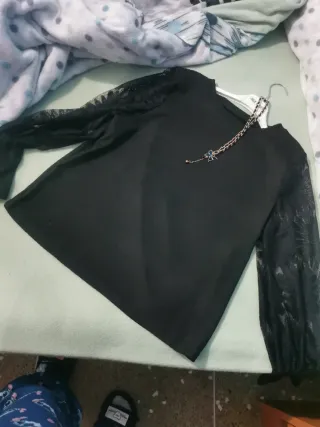 Camisa negra mangas transparentes