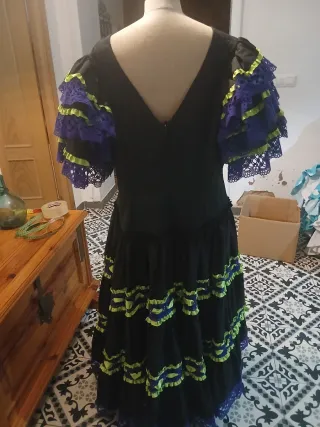 Vestido Flamenco Negro con Volantes Morados