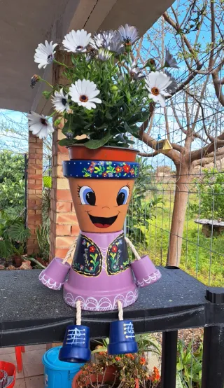 Maceta terracota pintada a mano figura