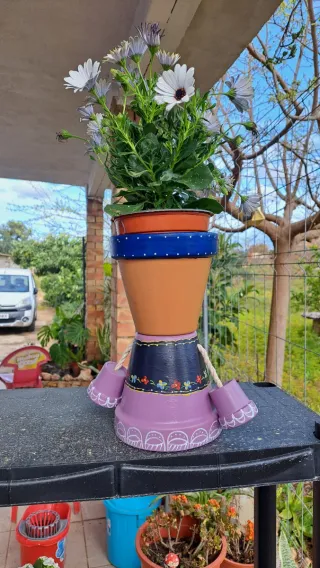 Maceta terracota pintada a mano figura