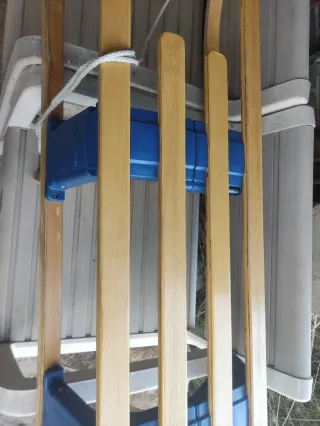 Trineo de madera con soportes azules