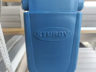 Trineo de madera con soportes azules