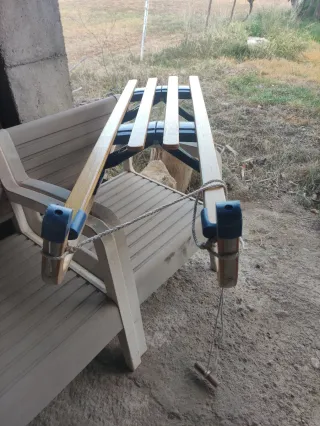 Trineo de madera con soportes azules
