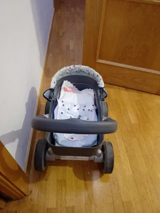 Coche de muñecas gris y blanco