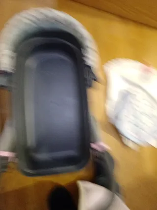 Coche de muñecas gris y blanco