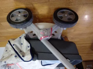 Coche de muñecas gris y blanco