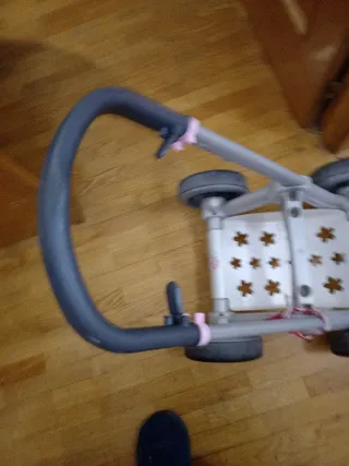 Coche de muñecas gris y blanco