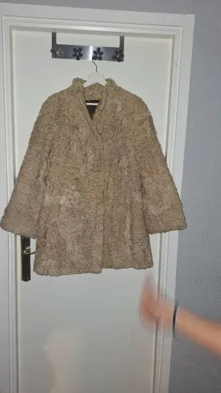 Abrigo beige de pelo rizado