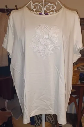 Camiseta blanca bordada floral