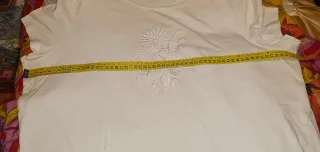 Camiseta blanca bordada floral