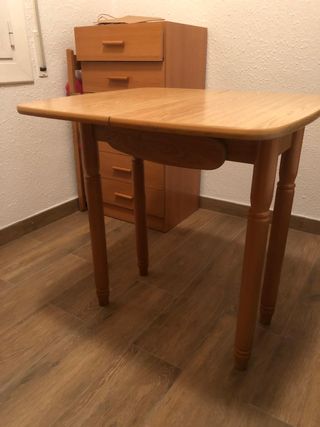 Mesa de cocina cuadrada de madera