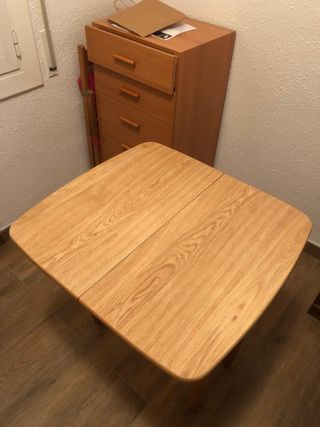 Mesa de cocina cuadrada de madera