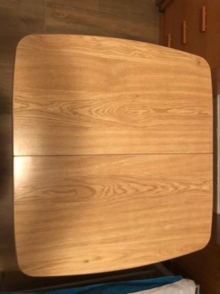 Mesa de cocina cuadrada de madera