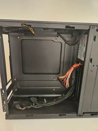 Caja de ordenador negra