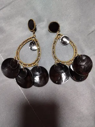 Pendientes largos dorados y negros