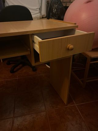 Escritorio de oficina con cajón