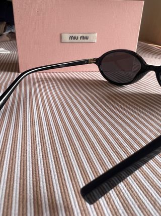 Gafas de sol Miu Miu negras