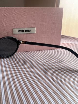 Gafas de sol Miu Miu negras
