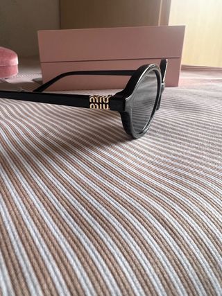 Gafas de sol Miu Miu negras