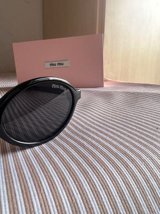 Gafas de sol Miu Miu negras