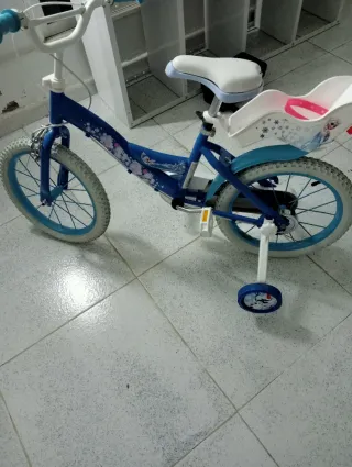 Bicicleta niña con ruedines y asiento